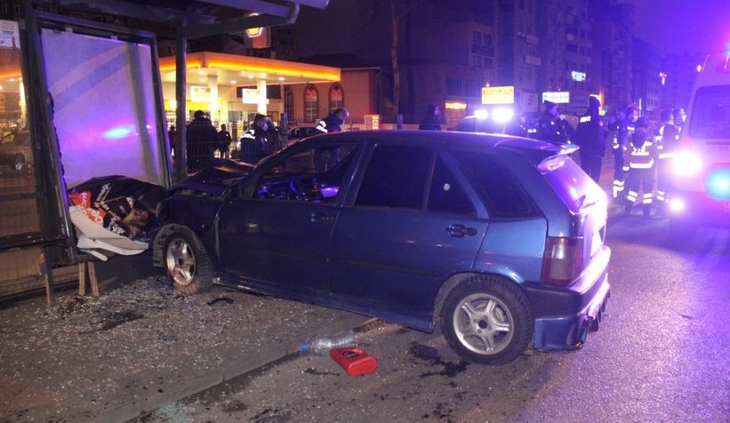 D-100’de otomobil durağa daldı