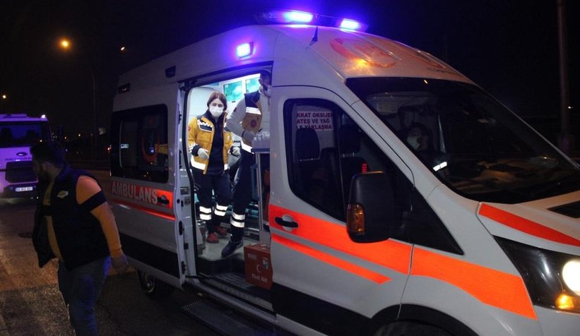 D-100’de otomobil durağa daldı