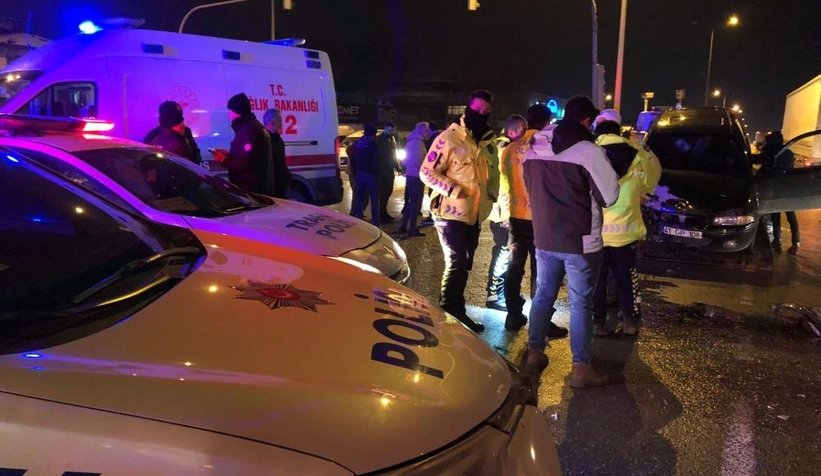 D-100’de polis otosu ile otomobil çarpıştı: 1’i polis 5 yaralı