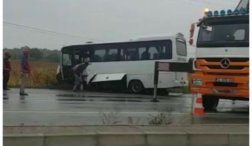 D-100’de yolcu midibüsü tarlaya uçtu: 7 yaralı