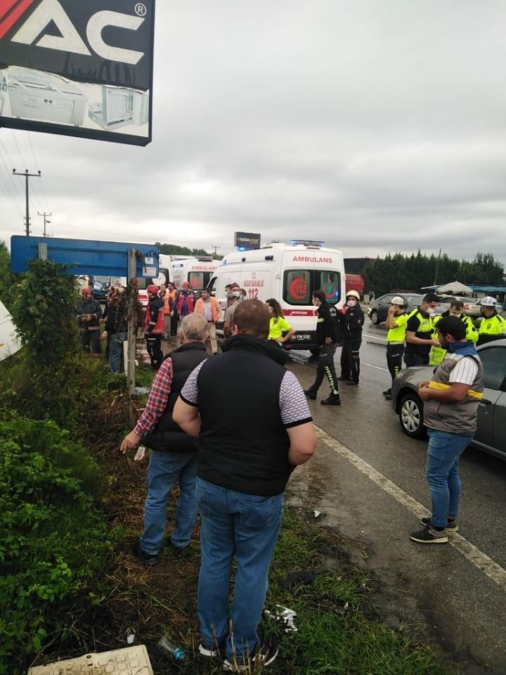 D-100’de yolcu midibüsü tarlaya uçtu: 7 yaralı