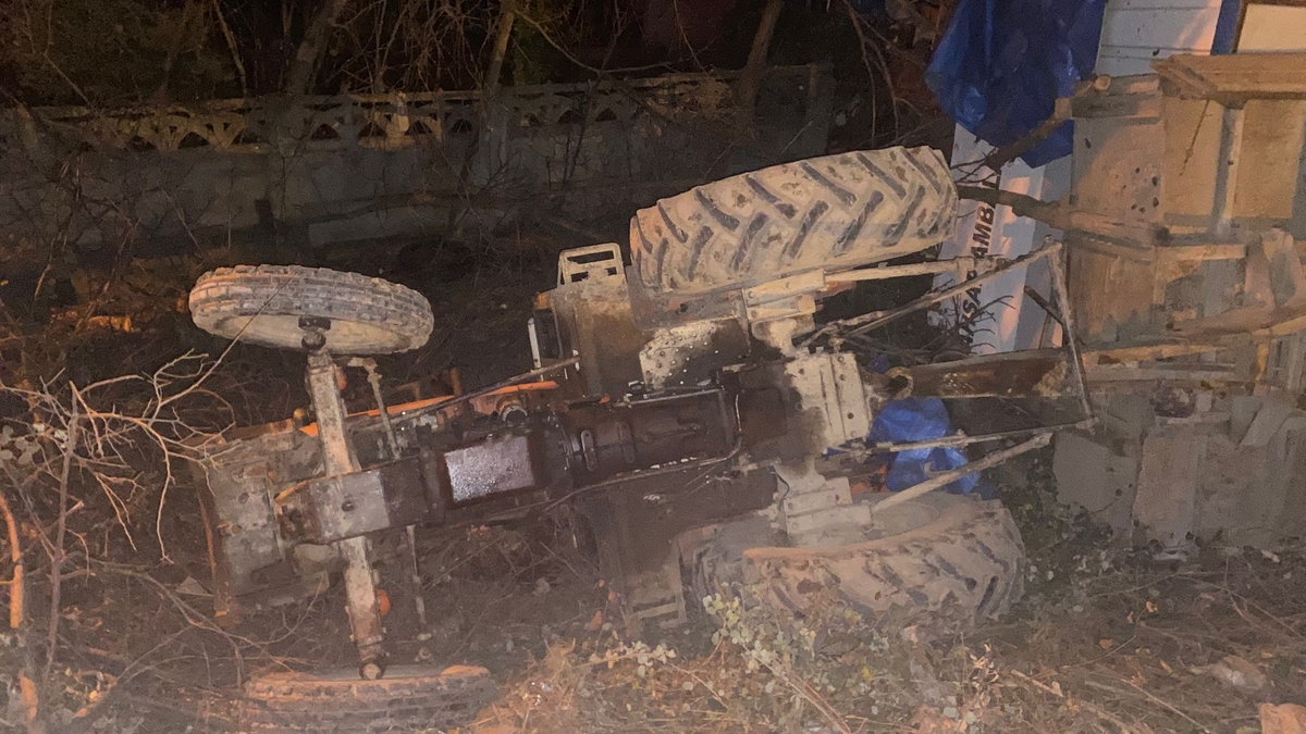 D-140'da traktör devrildi