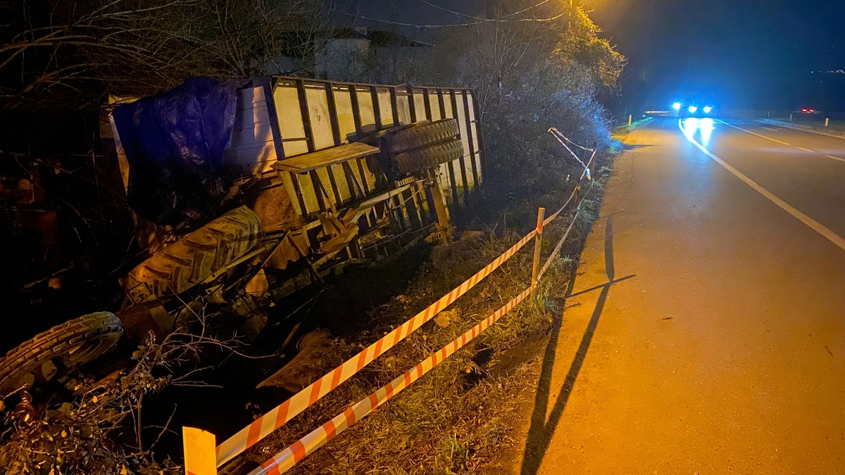 D-140'da traktör devrildi