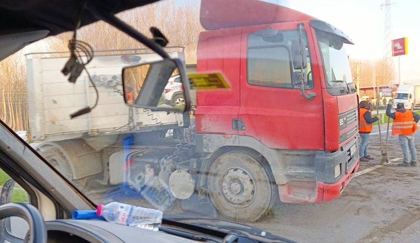 D-140’da tırlar çarpıştı