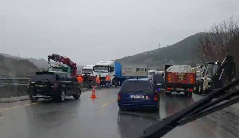 D-650'de cam yüklü tır karşı yöne geçti