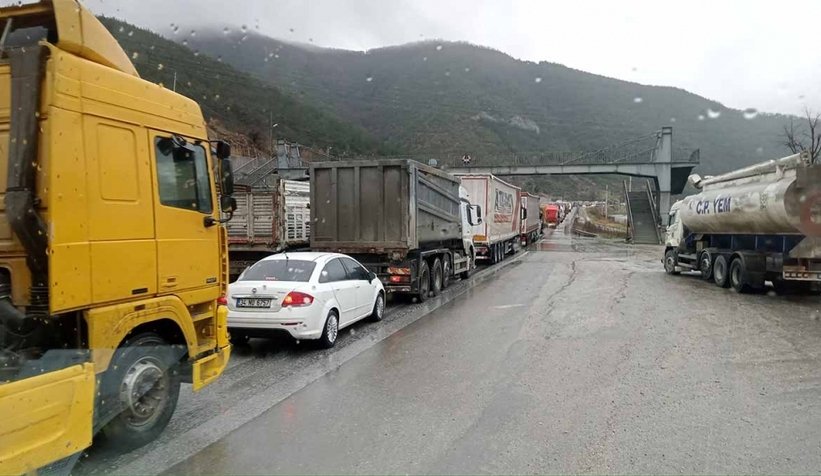 D-650'de cam yüklü tır karşı yöne geçti