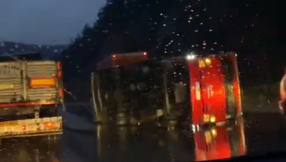 D-650'de kamyon devrildi