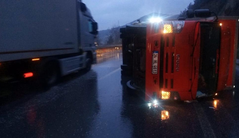 D-650'de kamyon devrildi