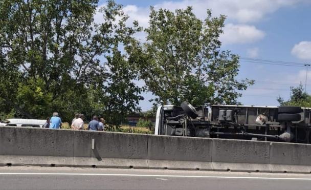 D-650'de kaza: kamyon devrildi