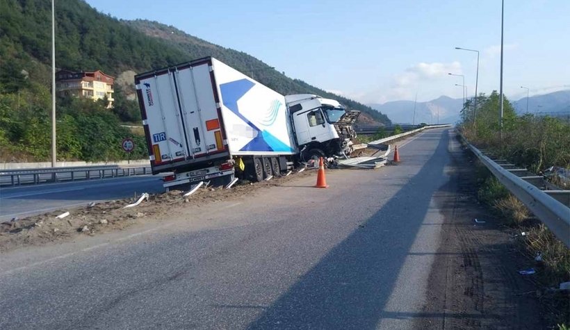 D-650'de kaza, tır bariyerlere girdi