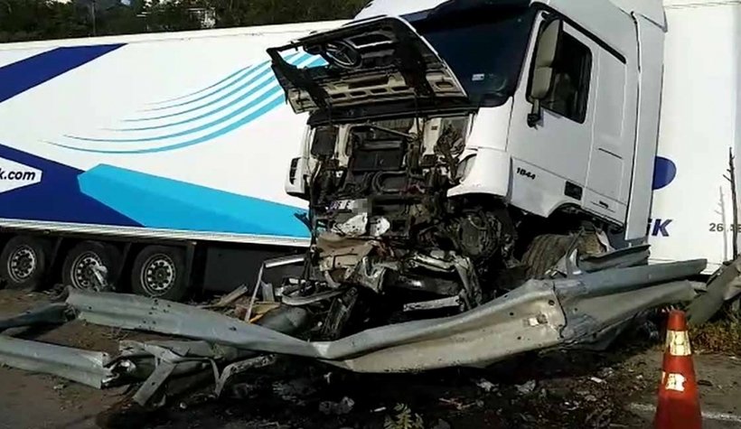 D-650'de kaza, tır bariyerlere girdi