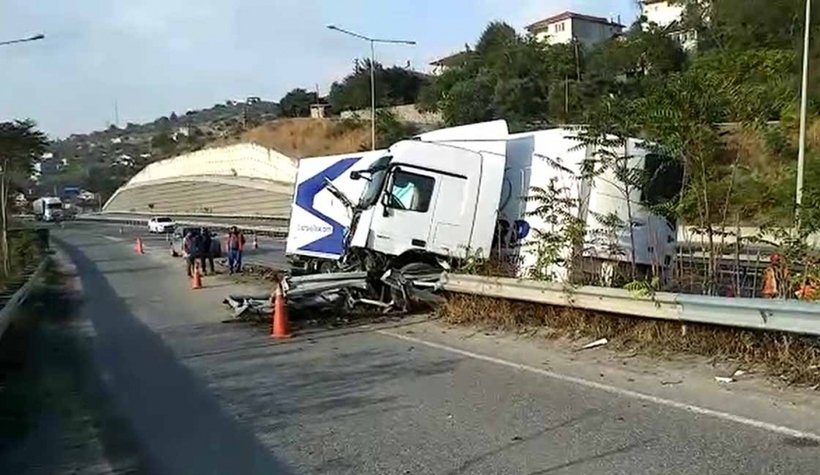 D-650'de kaza, tır bariyerlere girdi