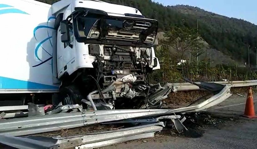 D-650'de kaza, tır bariyerlere girdi