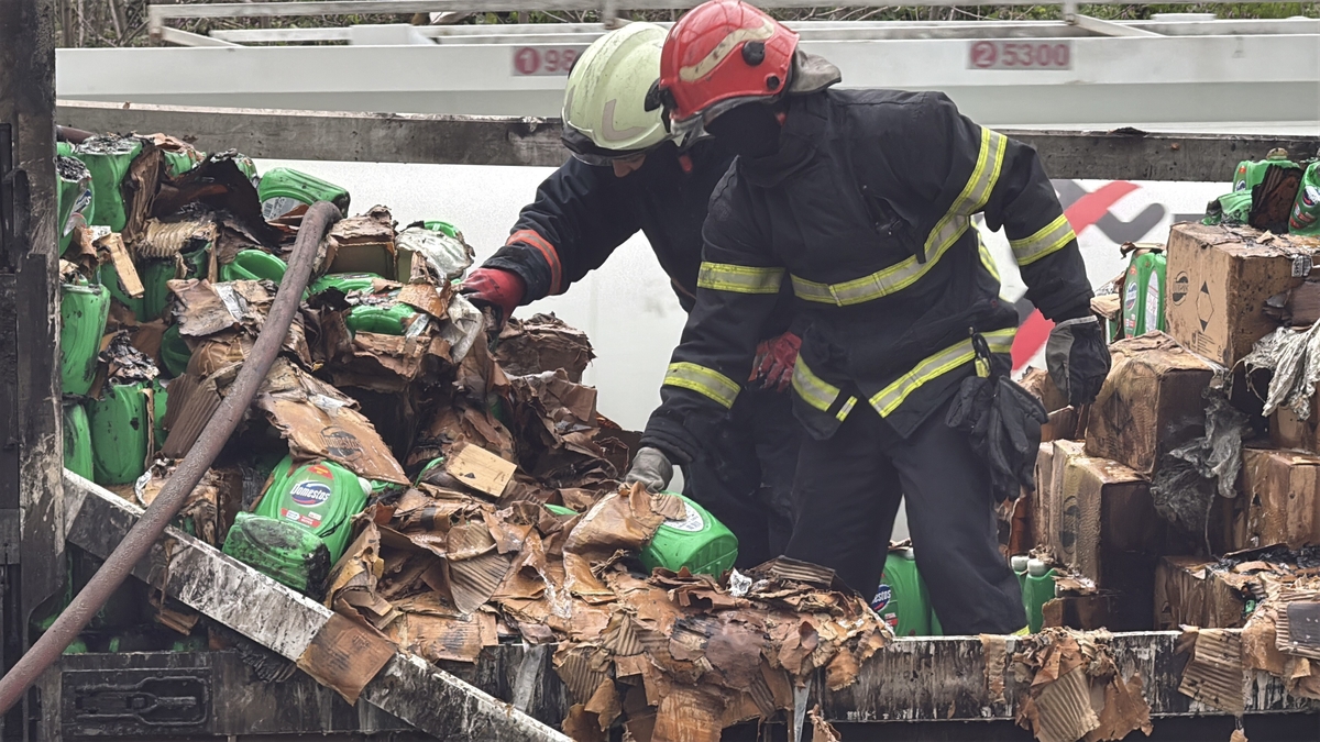 D-650'de kaza yapan tır yandı