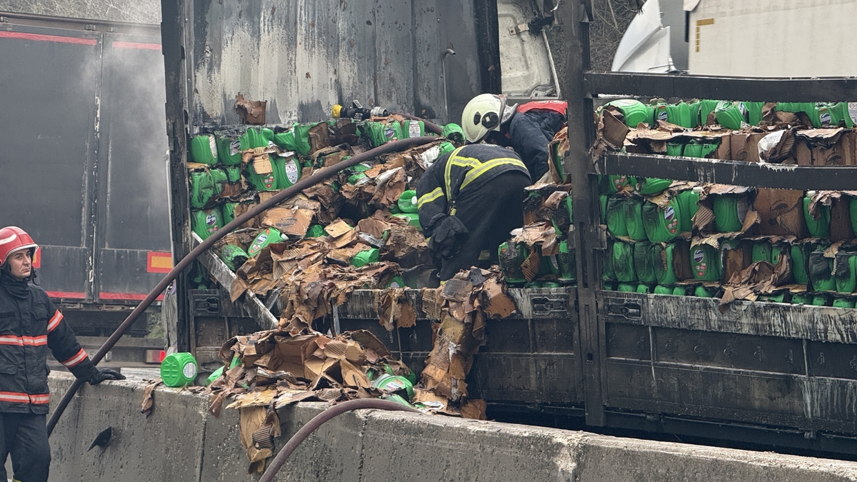 D-650'de kaza yapan tır yandı