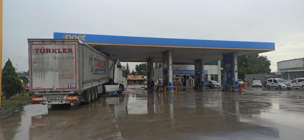 D-650'de peş peşe kazalar