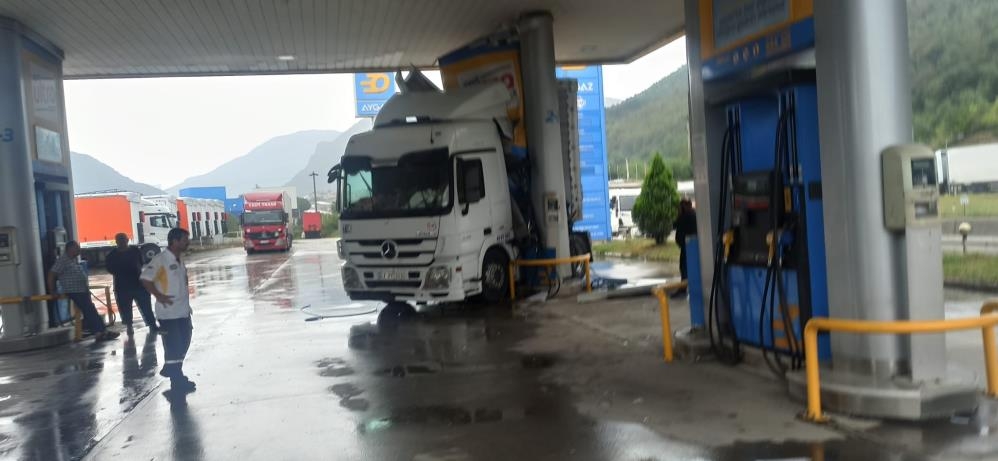 D-650'de peş peşe kazalar