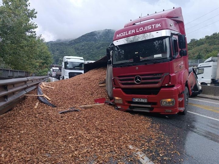 d-650-de-tir-devrildi-trafik-durduqxpim1njbl