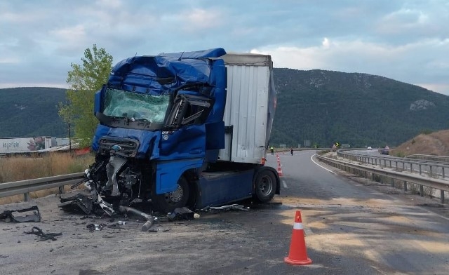 D-650'de tırlar çarpıştı: 1 ölü