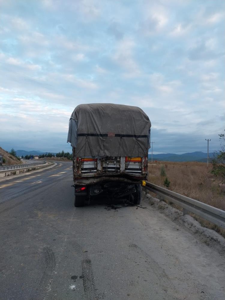 D-650'de tırlar çarpıştı: 1 ölü