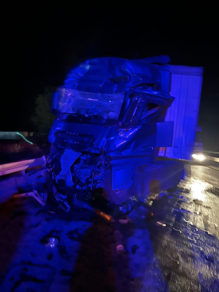 D-650'de tırlar çarpıştı: 1 ölü