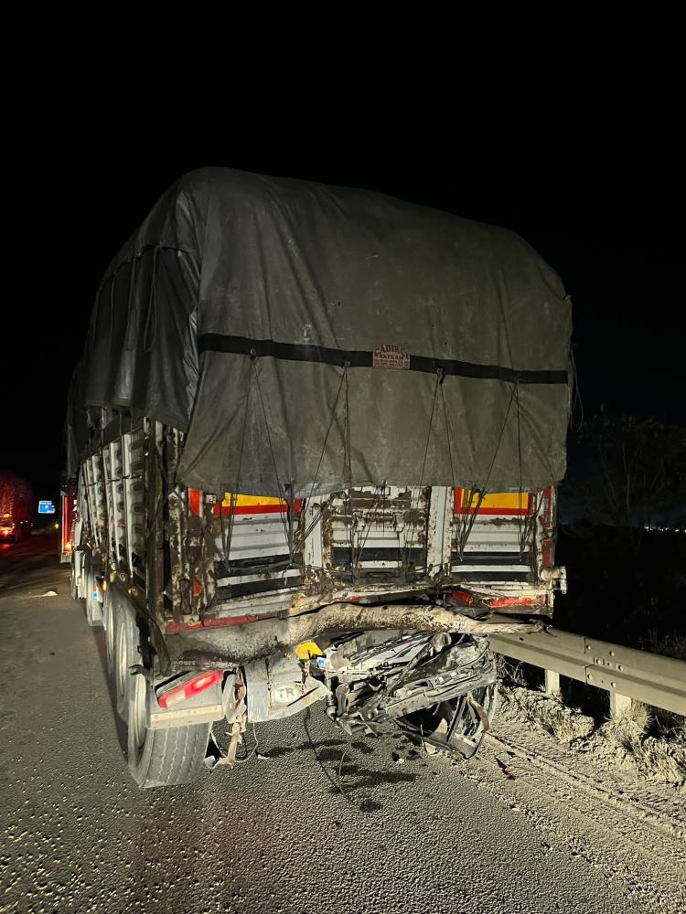 D-650'de tırlar çarpıştı: 1 ölü