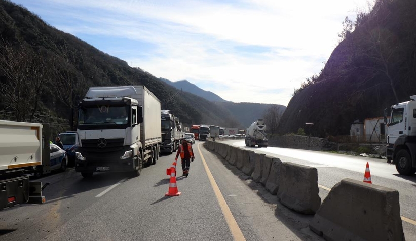 D-650 karayolunu kilitleyen kaza