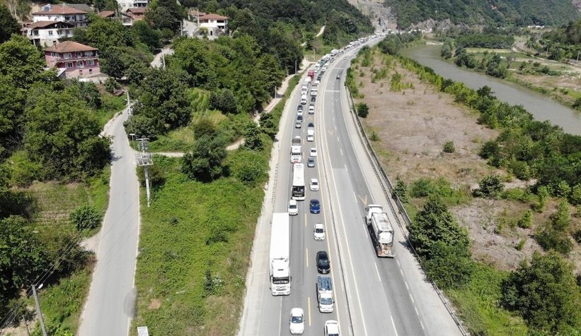 D-650'yi kilitleyen kaza: 3 yaralı