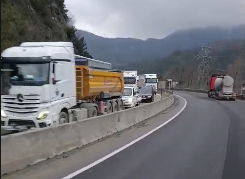 D-650'yi trafiğe kapatan kaza