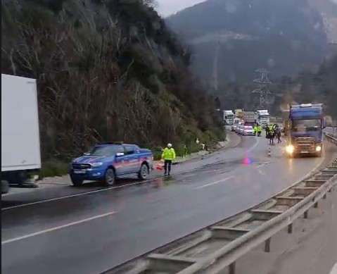 D-650'yi trafiğe kapatan kaza