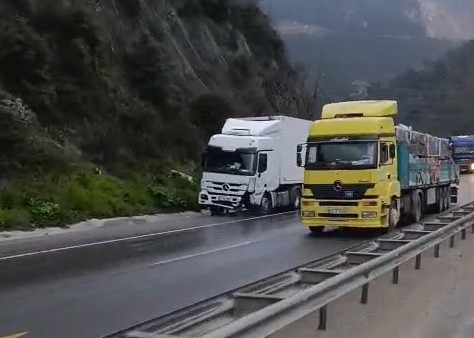 D-650'yi trafiğe kapatan kaza