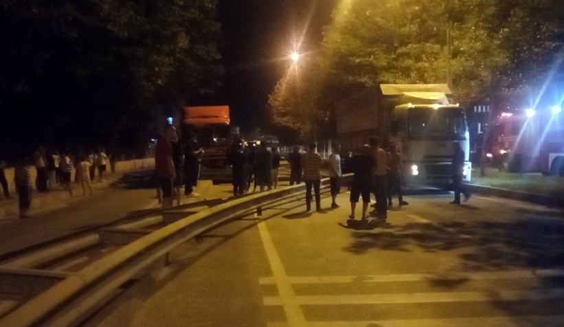 D-650’de tır bariyere çarptı: Trafik durdu