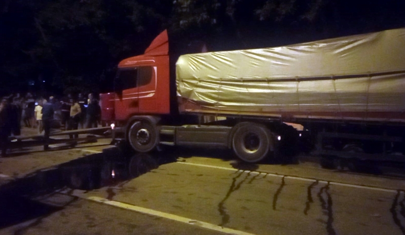 D-650’de tır bariyere çarptı: Trafik durdu