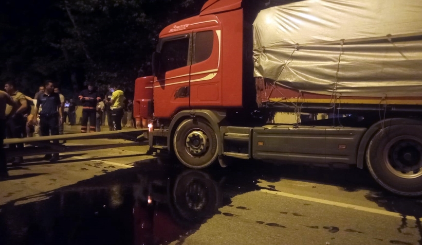 D-650’de tır bariyere çarptı: Trafik durdu