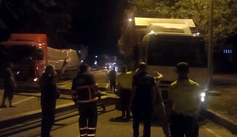 D-650’de tır bariyere çarptı: Trafik durdu