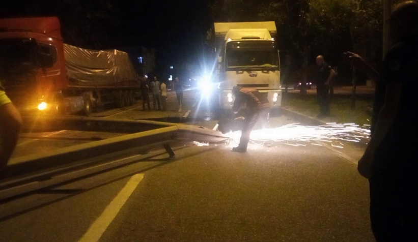 D-650’de tır bariyere çarptı: Trafik durdu