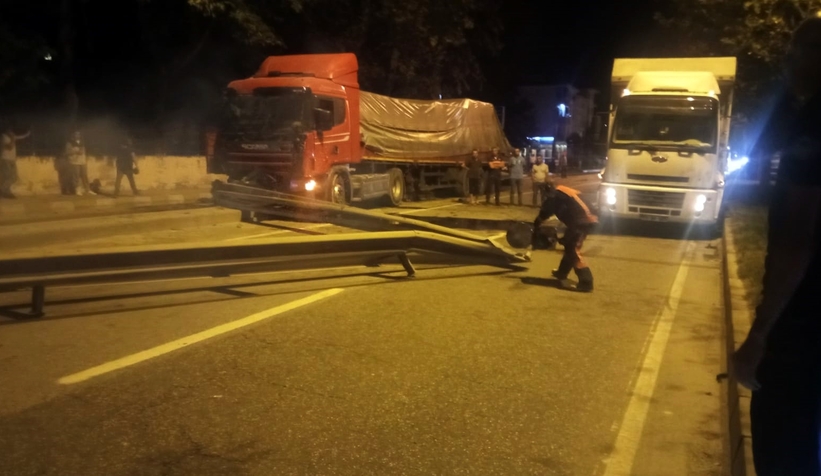 D-650’de tır bariyere çarptı: Trafik durdu