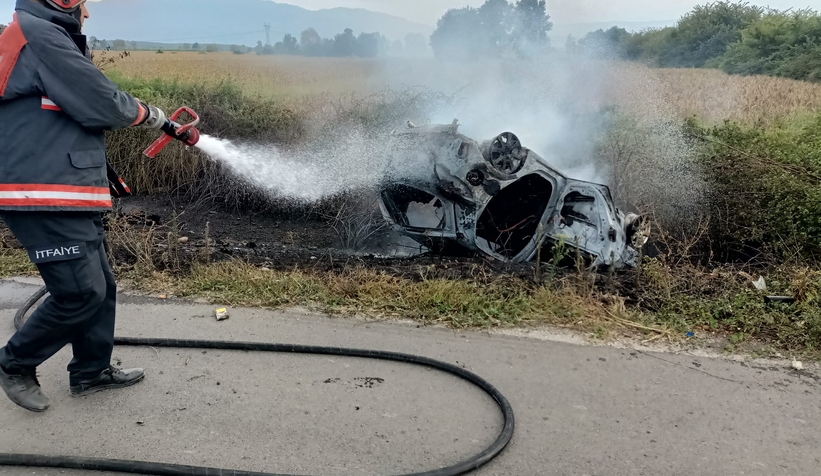 Alev topuna dönen otomobilden canını zor kurtardı