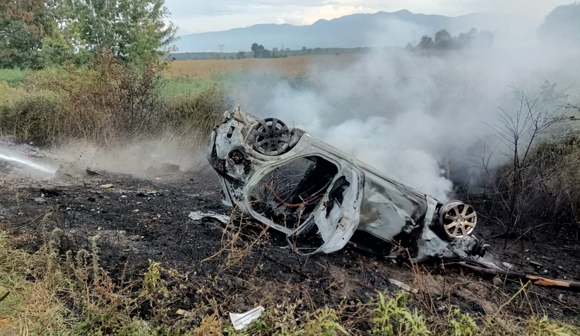 Alev topuna dönen otomobilden canını zor kurtardı