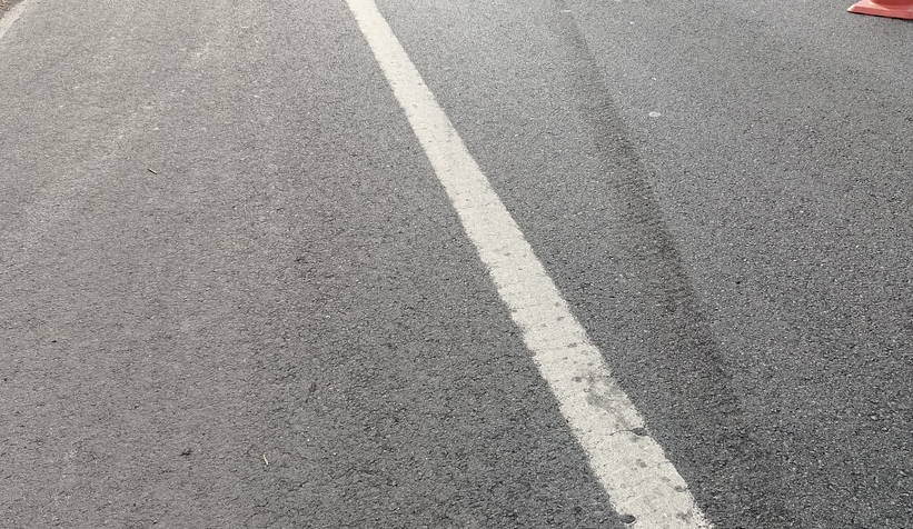 Alev topuna dönen otomobilden canını zor kurtardı