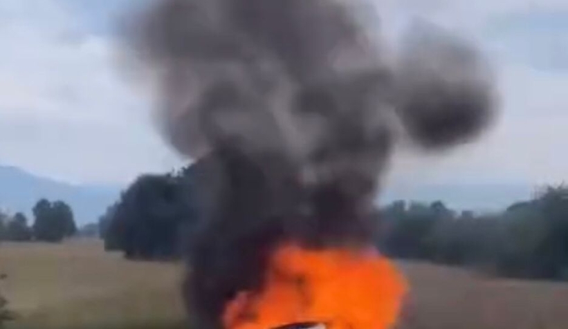 Alev topuna dönen otomobilden canını zor kurtardı