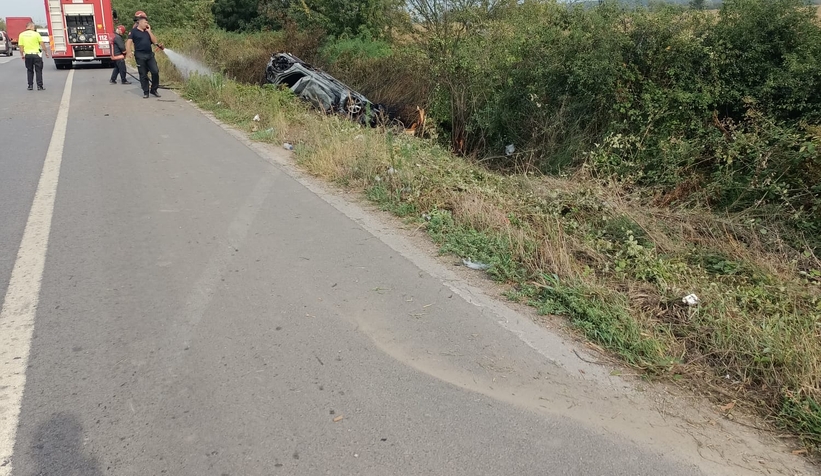 Alev topuna dönen otomobilden canını zor kurtardı