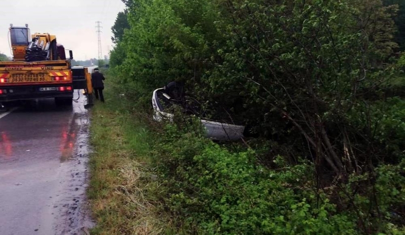 D140’da araç şarampole yuvarlandı