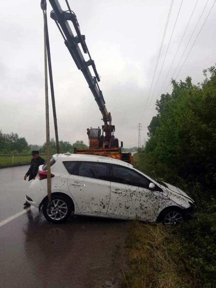 D140’da araç şarampole yuvarlandı