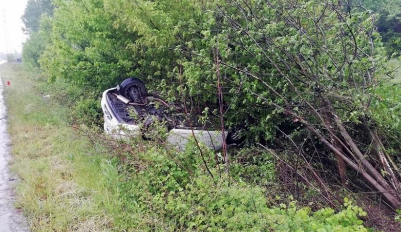 D140’da araç şarampole yuvarlandı