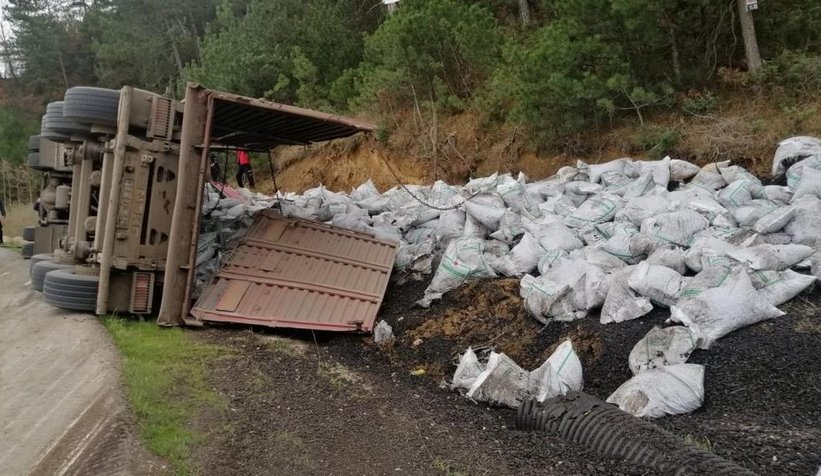 D150 karayolunda kömür yüklü tır devrildi