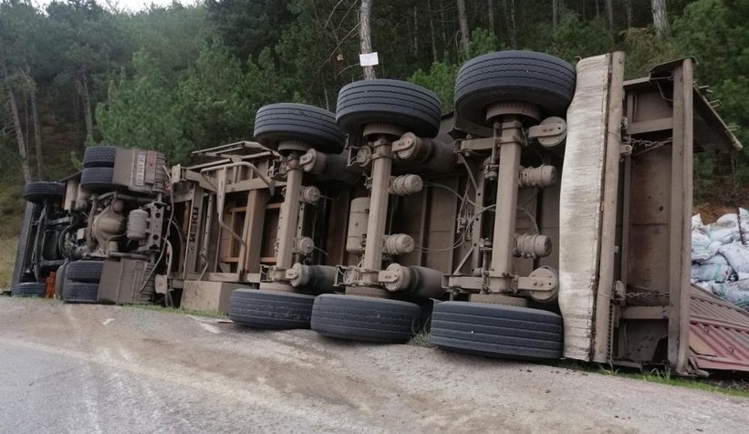 D150 karayolunda kömür yüklü tır devrildi