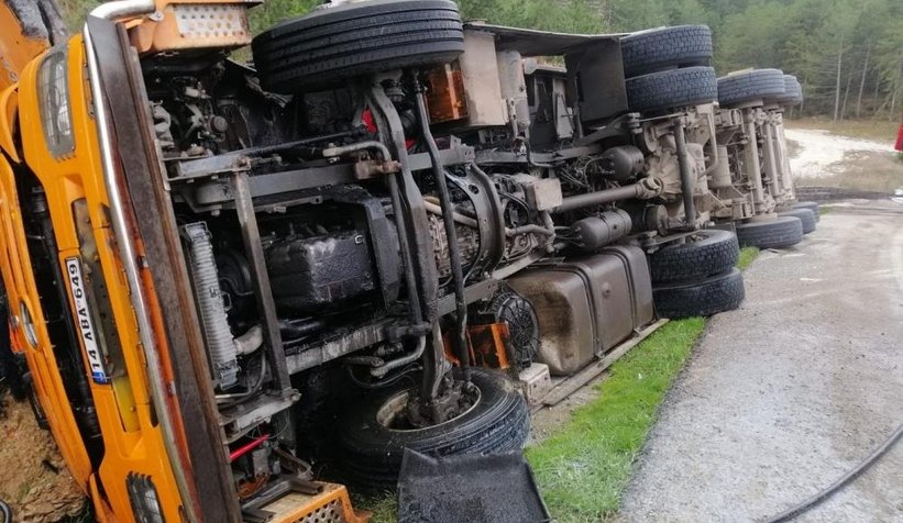 D150 karayolunda kömür yüklü tır devrildi