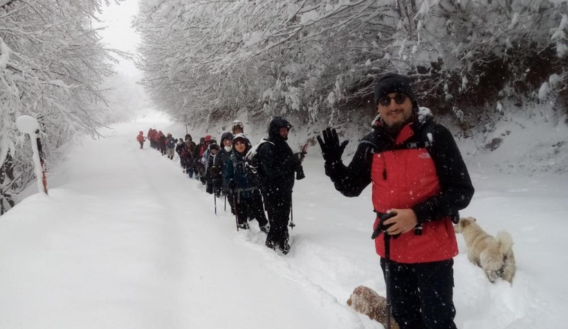 Dağcıların 12 kilometrelik kar yürüyüşü