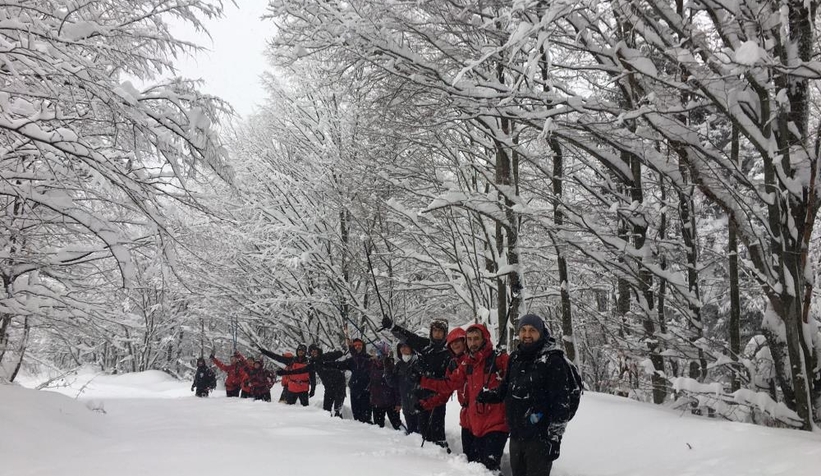 Dağcıların 12 kilometrelik kar yürüyüşü